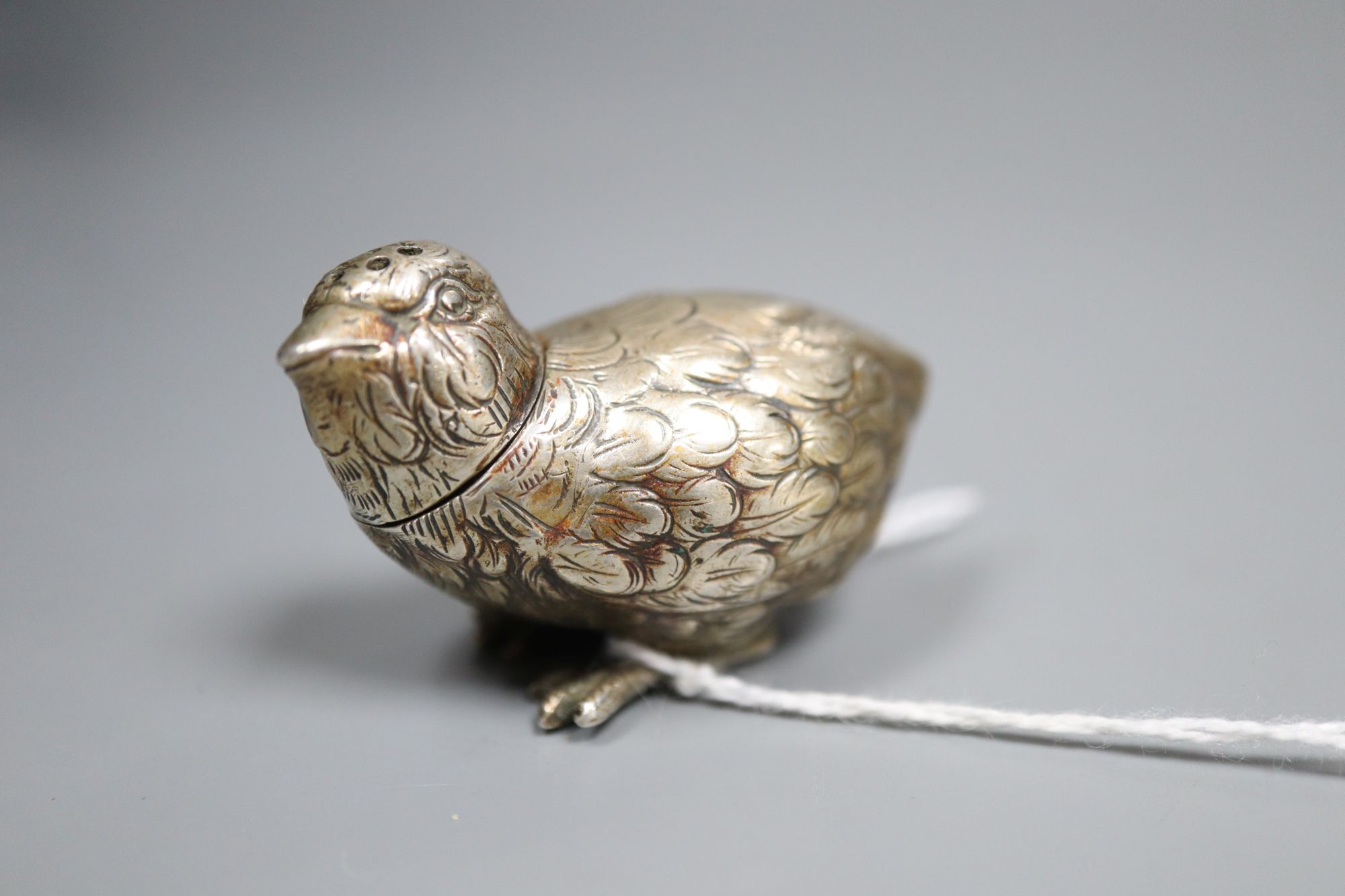 An Edwardian white metal chick pepperette or vinaigrette, with removable head, unmarked, 4.5cm
